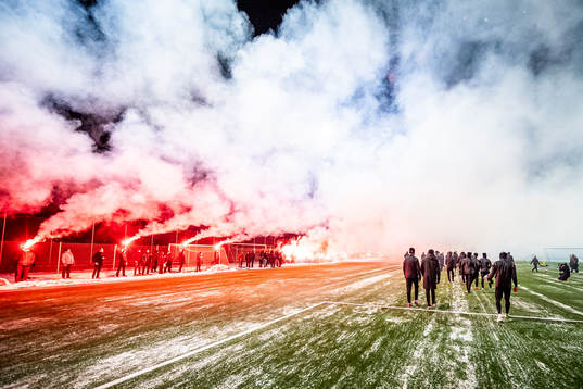 Spelarna gör entré till en gemensam fotbollsträning med