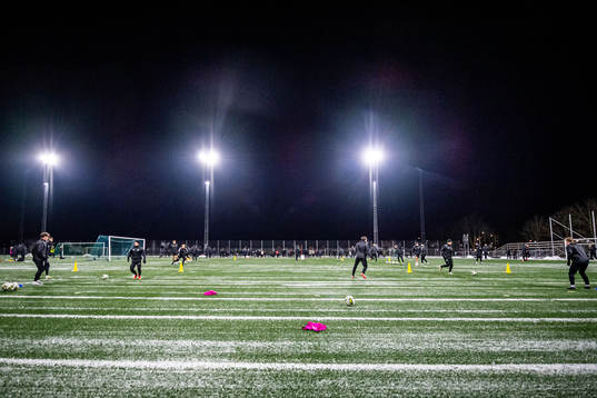 Vy över en gemensam fotbollsträning med Landskronas herr-