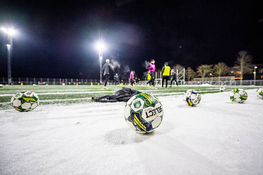 Fotbollar ligger på snön