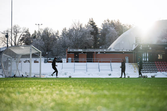 Brommapojkarnas målvakt Lucas Hägg Johansson och målvakt