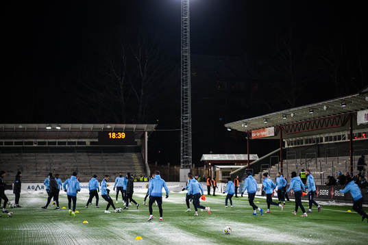 Spelarna framför tomma läktare