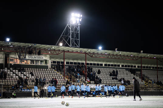 Vy över en gemensam fotbollsträning med Malmö FFs herr