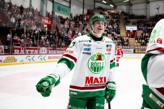 Rögles Simon Zether jublar