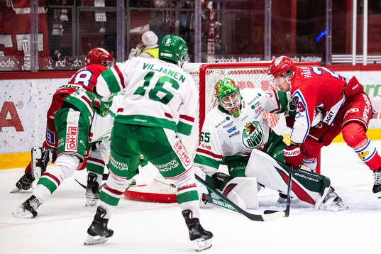 Timrås Filip Hållander och Rögles målvakt Christoffer
