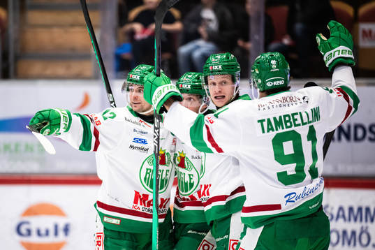 Rögles Daniel Zaar jublar med lagkamraterna