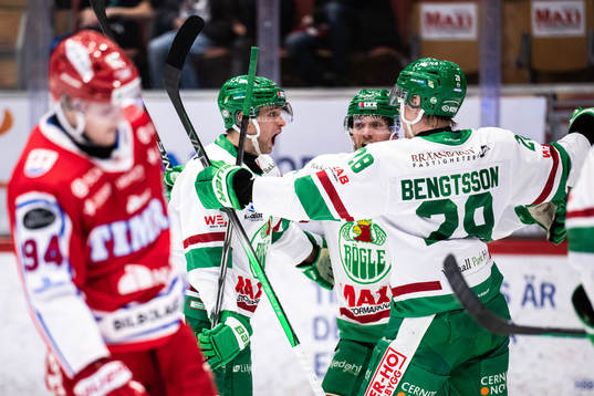Rögles Daniel Zaar jublar med lagkamraterna