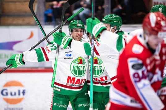 Rögles Daniel Zaar jublar med lagkamraterna