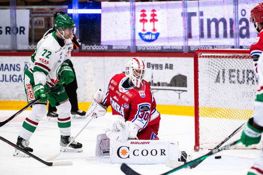 Rögles Daniel Zaar gör 2-3 bakom Timrås målvakt Jacob