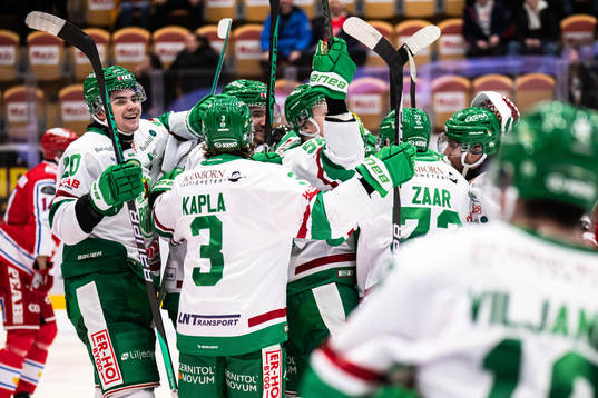 Rögles spelare jublar
