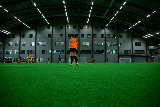 Konstgräsplanen och belysningen i Prioritet Serneke Arena