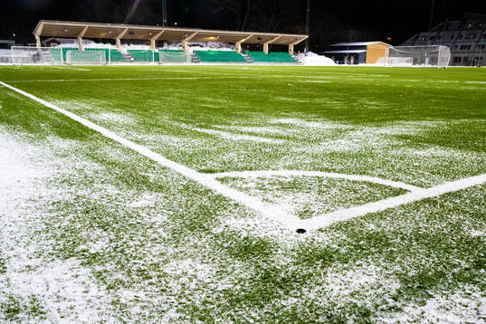 Snö på konstgräsmattan på Hammarby IP