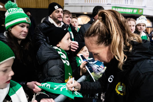 Julia Roddar skriver autografer