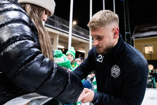 Simon Strand skriver autografer