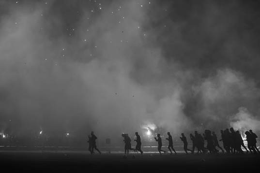 Spelarna framför rök av fyrverkerier och pyroteknik