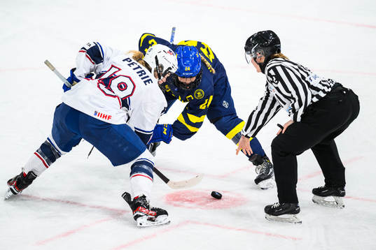 Jordyn Petrie of USA and Ebba Hedqvist of Sweden