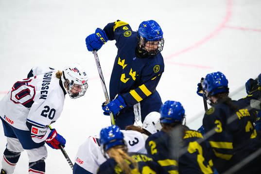 Margaret Averill of USA and Nellie Svensson of Sweden