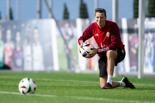 Goalkeeper coach Maths Elfvendal of the Swedish men's