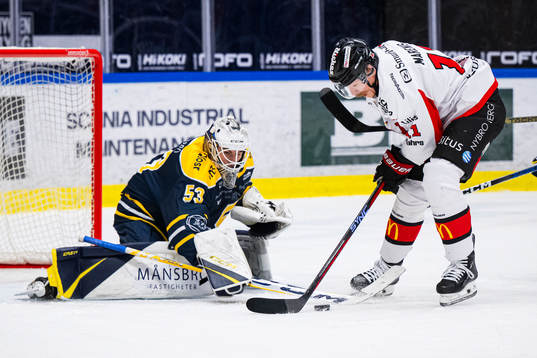 Nybros Rihards Marenis och Södertäljes målvakt Claes