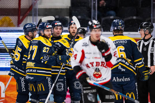 Södertäljes Stelio Mattheos jublar med lagkamrater