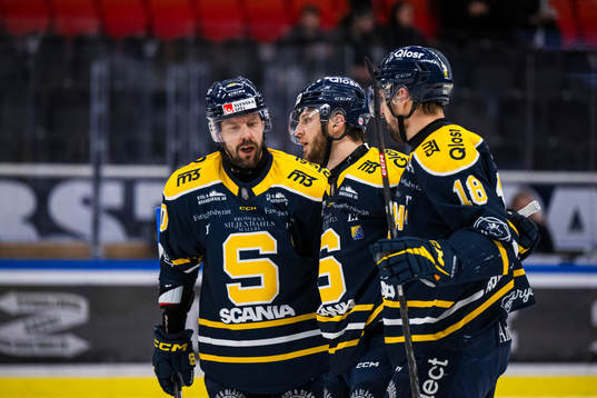 Södertäljes Daniel Norbe jublar med lagkamrater