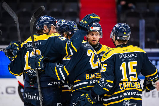 Södertäljes Jacob Bjerselius jublar med lagkamrater