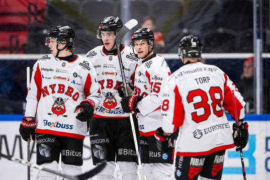 Nybros Adam Persson jublar med lagkamrater