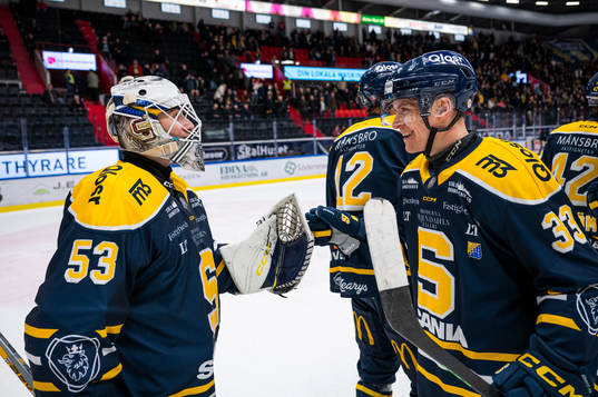 Södertäljes Filiph Engsund jublar med målvakt Claes Endre