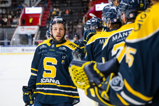 Södertäljes Emil Alba jublar med lagkamrater