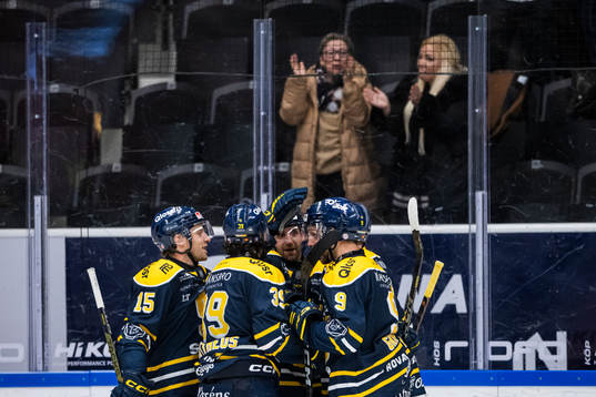 Södertäljes Emil Alba jublar med lagkamrater