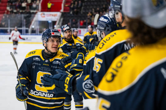 Södertäljes Filiph Engsund jublar med lagkamrater