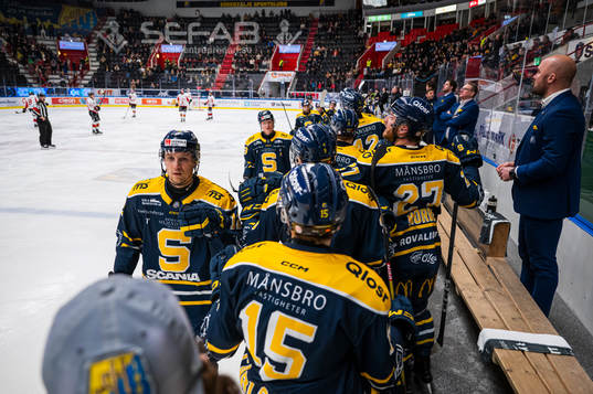 Södertäljes Viktor Liljegren jublar med lagkamrater