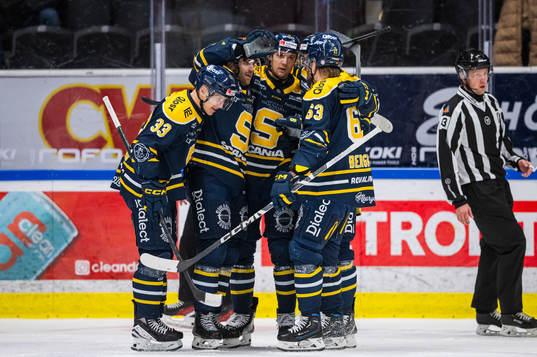 Södertäljes Viktor Liljegren jublar med lagkamrater