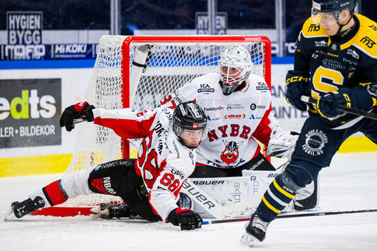 Nybros Theo Nordlund och målvakt Robin Johansson