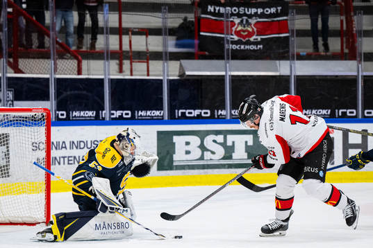 Nybros Rihards Marenis och Södertäljes målvakt Claes