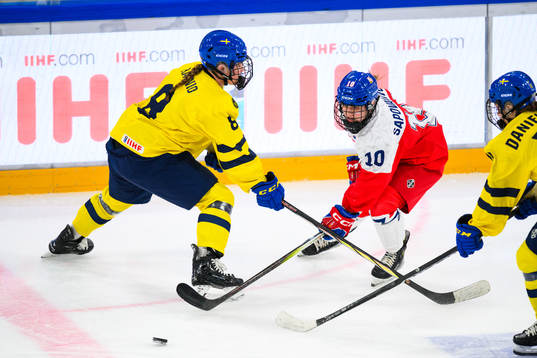 Jenna Raunio of Sweden and Adela Sapovalivova of Czechia