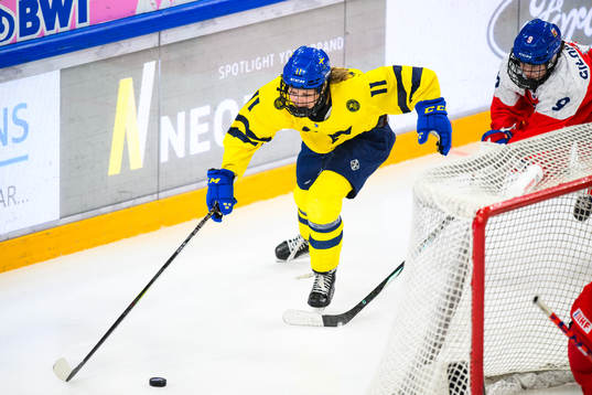 Ella Hellman of Sweden and Tereza Gildainova of Czechia
