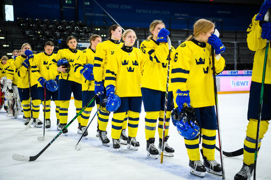 Players of Sweden look dejected