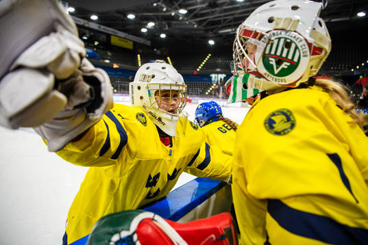 Goaltender Lovisa Lundström and goaltender Maja Helge of