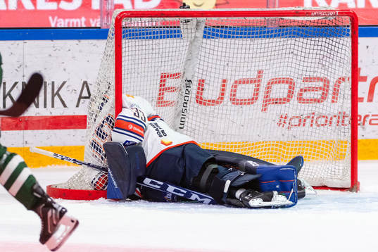 Växjös målvakt Emil Larmi deppar