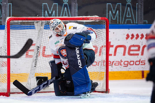 Växjös målvakt Emil Larmi deppar