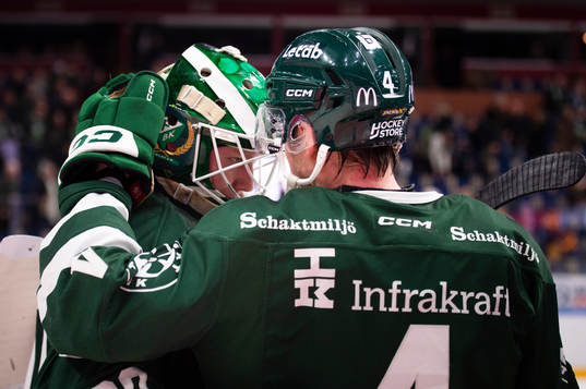Färjestads målvakt Melker Thelin och Oscar Lawner deppar