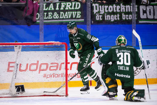 Färjestads målvakt Melker Thelin och David Tomasek deppar