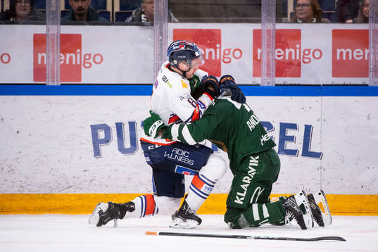 Växjös Zachary Giuttari och Färjestads Jonathan Andersson