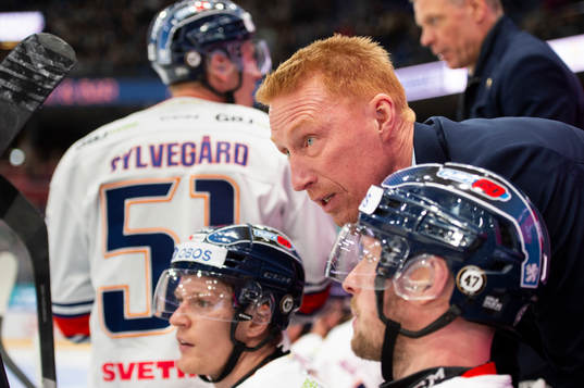 Växjös tränare Jörgen Jönsson nder ishockeymatchen i
