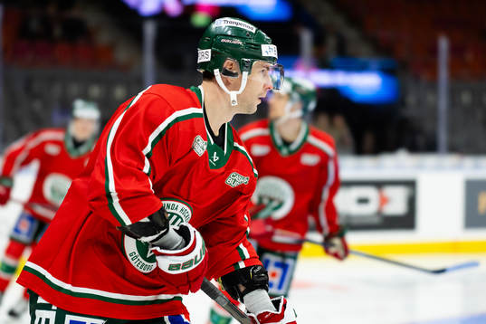 Frölundas Mikael Ruohomaa värmer innan ishockeymatchen i
