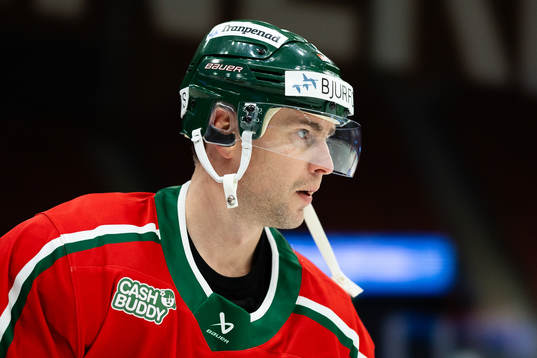 Frölundas Mikael Ruohomaa värmer innan ishockeymatchen i