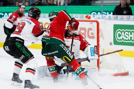 Frölundas Erik Borg gör 2-0 bakom Örebros Jonas Arntzen