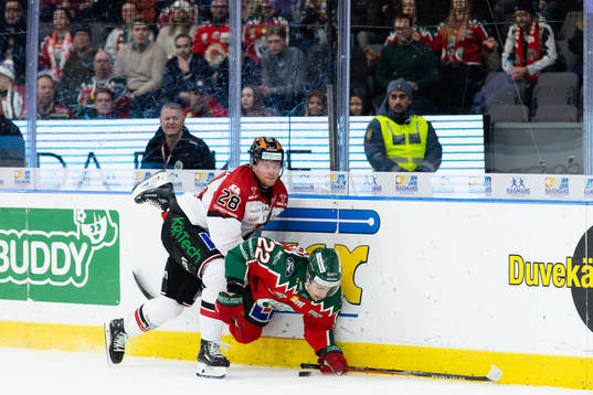 Örebros Linus Arnesson tacklar Frölundas Linus Nässen