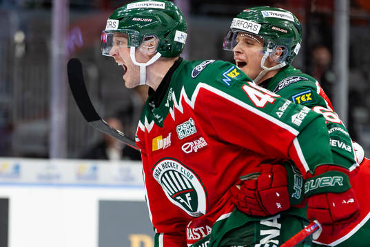 Frölundas Carl Klingberg jublar ihop med Isac Heens