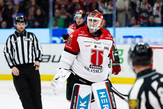 Örebros målvakt Jonas Arntzen reagerar